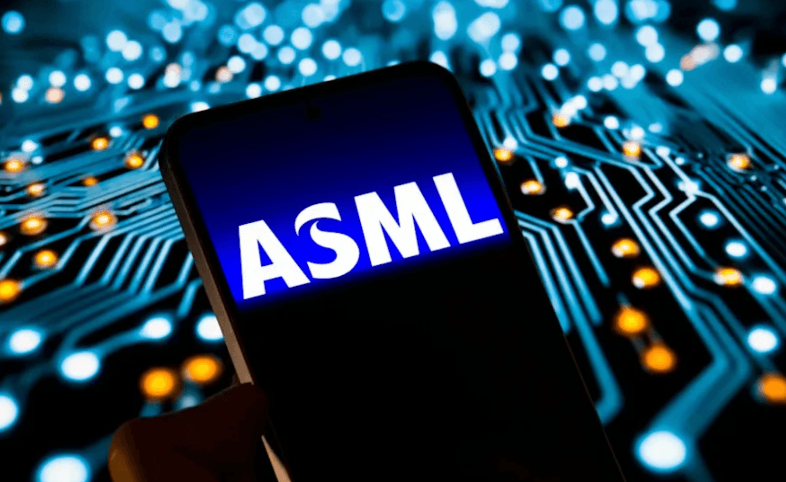 Акции ASML падают несмотря на рекордный III квартал и улучшенный прогноз: бум оборудования для ИИ-чипов уже учтен в цене?