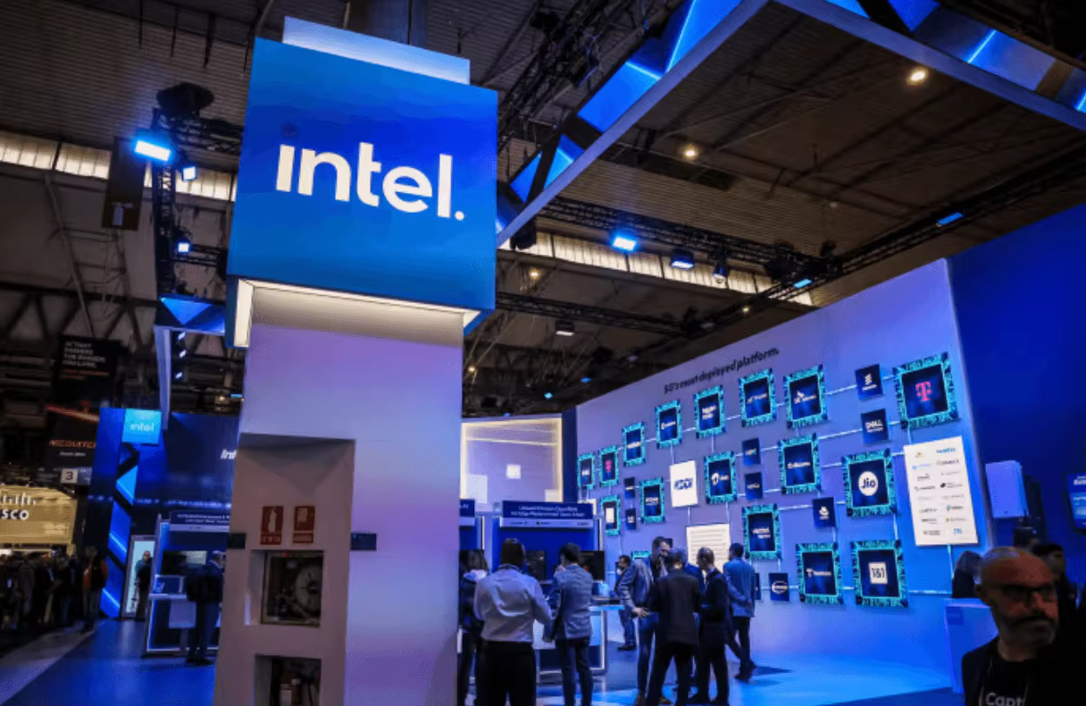 英特尔 (Intel) 股价预测 2026-2027：代工业务转型后 INTC 能否达到 150 美元？