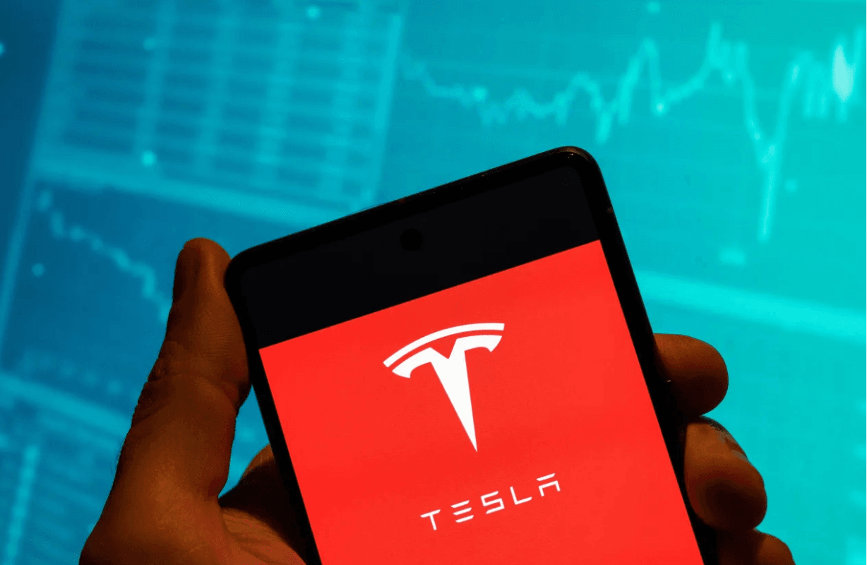 特斯拉（Tesla）股价在第二季度财报暴跌后，320美元是否值得买入？