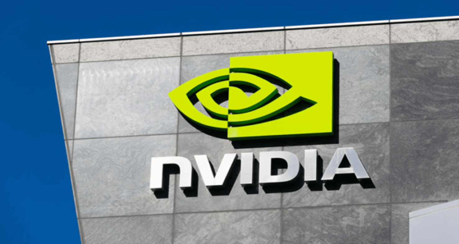 La acción de NVDA cerca de máximos mientras sus rivales caen un 18–32%: ¿qué explica la brecha?