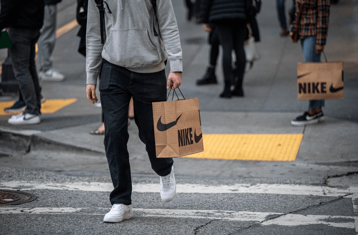 Cổ phiếu Nike giảm 75% so với mức cao nhất mọi thời đại: Đã đến lúc mua vào chưa?