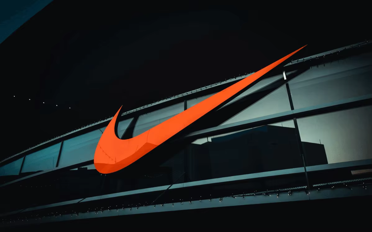 Що показує історичний контекст оцінки Nike