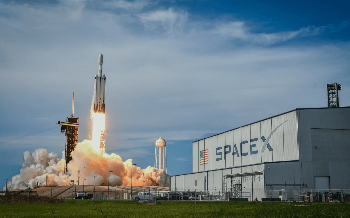 Цена акций SpaceX держится около src=
