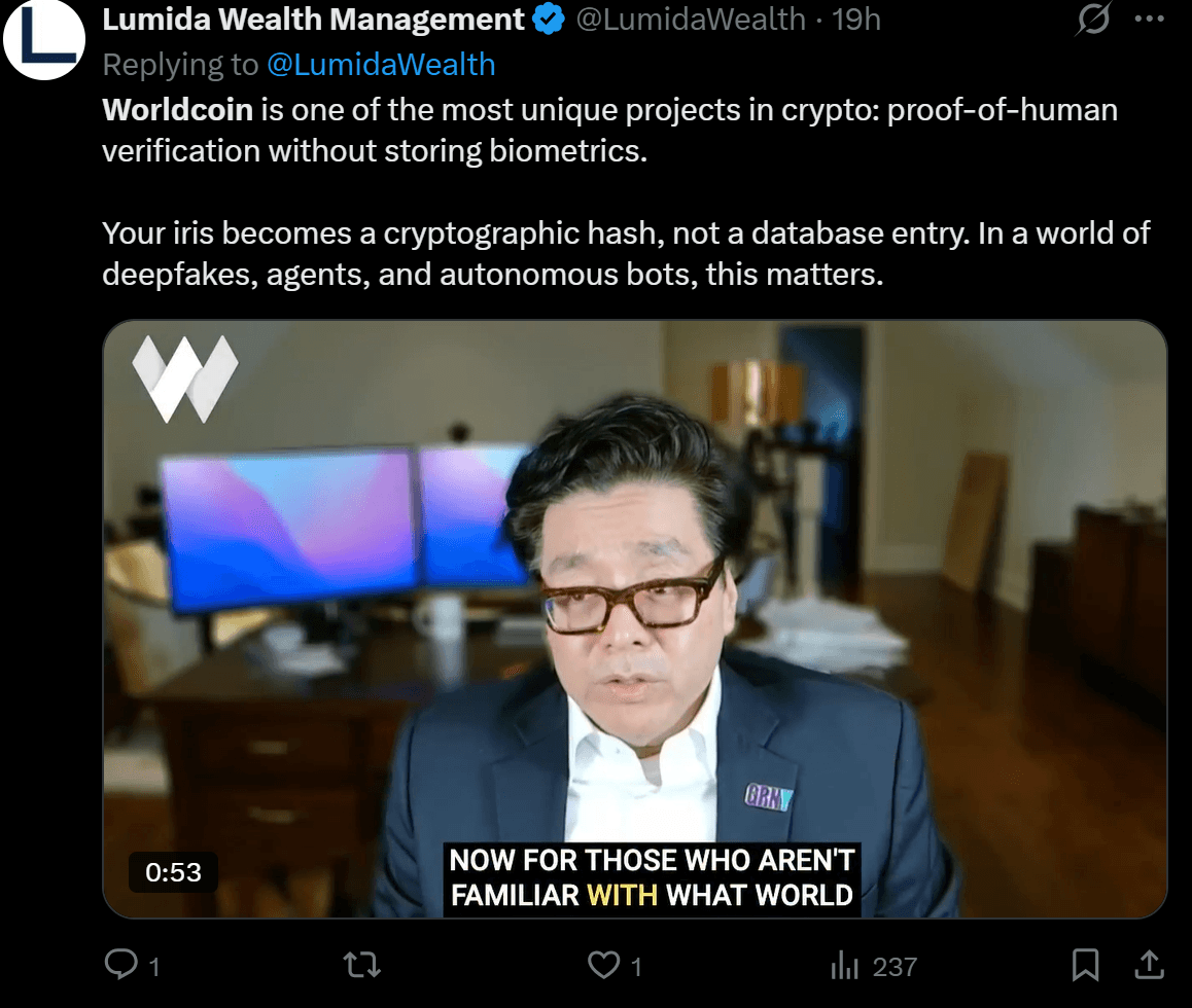 Tweet sobre Worldcoin: verificación Proof-of-Human sin almacenamiento biométrico. El video muestra a oradores frente a monitores, el tema son los hashes de iris criptográficos.