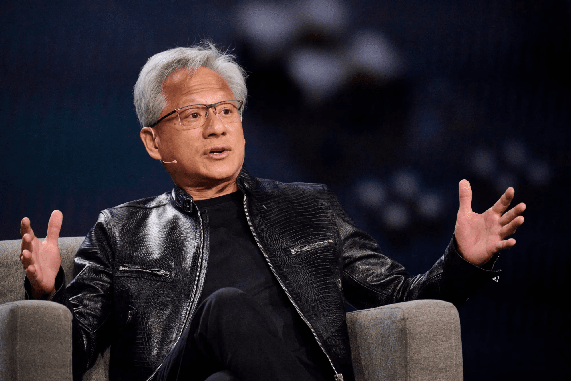 Jensen Huang là ai? Tài sản ròng, tiểu sử CEO Nvidia & Phân tích cổ phiếu NVDA 2026. Cổ phiếu NVDA có phải là lựa chọn mua tốt lúc này?